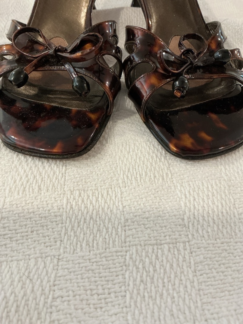 Stuart Weitzman Brown Tortoiseshell Patent Leather Slide Sandals with Bow Accent - Picture 4 of 7